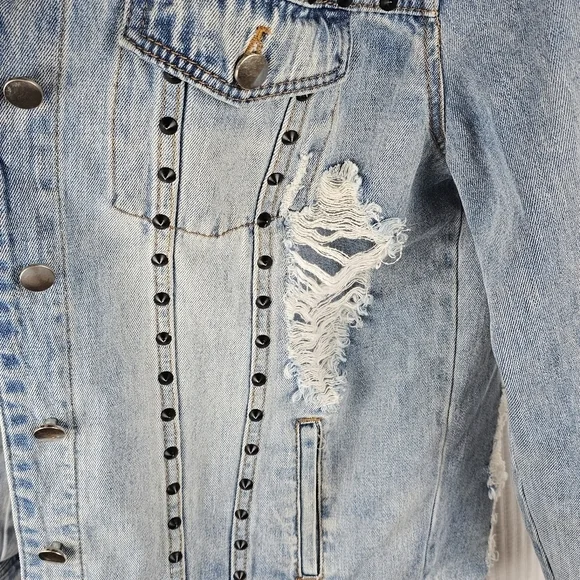 Floral Embroidered Denim Jacket with Butterfly Design - Picture 4 of 10